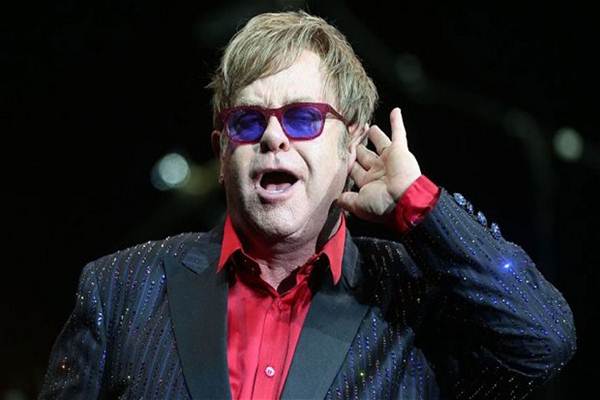  Otobiografi \"Me\": Elton John Tetap Bermusik Meski Sedang Sakit