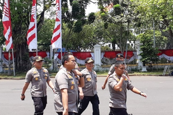  Kabinet Jokowi-Ma\'ruf Amin : Berseragam Polisi, Kapolri Tito Karnavian Datang ke Istana Lewat Pintu Tamu Biasa
