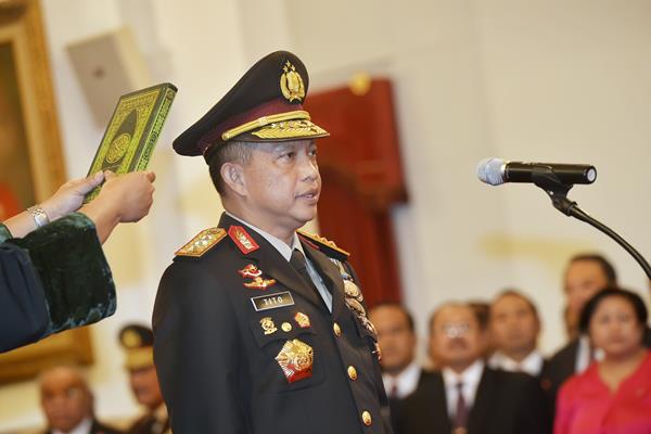 Jenderal Polisi Tito Karnavian mengucapkan sumpah jabatan sebagai Kepala Kepolisian Republik Indonesia (Kapolri) saat pelantikan oleh Presiden Joko Widodo di Istana Negara, Jakarta, Rabu (13/7). /Antara
