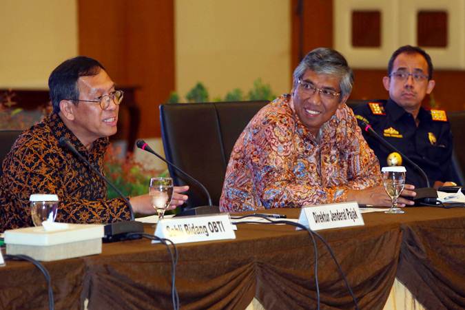 Dirjen Pajak Robert Pakpahan (dari kiri) bersama Wakil Menteri Keuangan Mardiasmo dan Dirjen Bea dan Cukai Heru Pambudi memberikan keterangan terkait progam sinergi pajak di Jakarta, Selasa (25/6/2019)./Bisnis-Abdullah Azzam