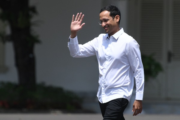 Salah satu pendiri yang juga CEO Gojek Nadiem Makarim melambaikan tangannya saat berjalan memasuki Kompleks Istana Kepresidenan, Jakarta, Senin (21/10/2019)./ANTARA FOTO-Wahyu Putro A.