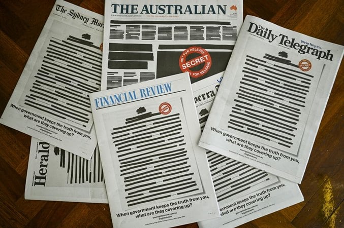 Halaman depan surat kabar utama Australia menunjukkan kampanye 'Hak Anda untuk mengetahui , di Canberra, Australia, 21 Oktober 2019./REUTERS