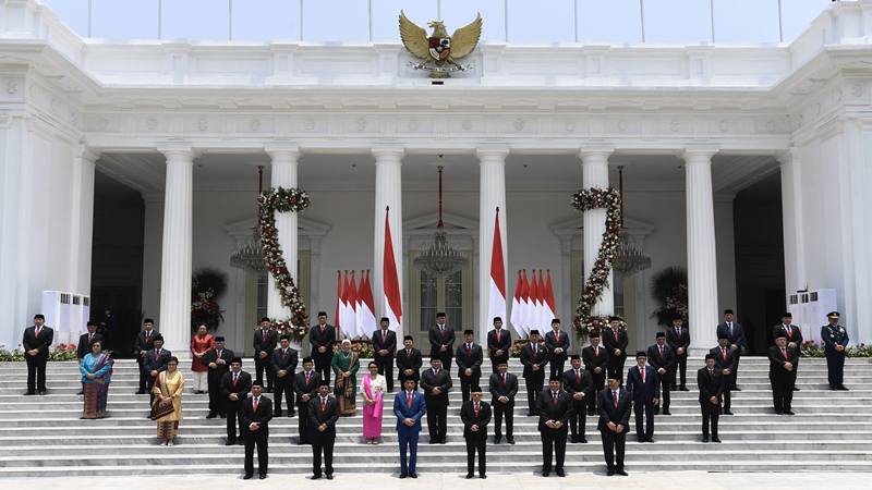 Presiden Joko Widodo didampingi Wapres Ma'ruf Amin berfoto bersama jajaran menteri Kabinet Indonesia Maju yang baru dilantik di tangga beranda Istana Merdeka, Jakarta, Rabu (23/10/2019)./Antara