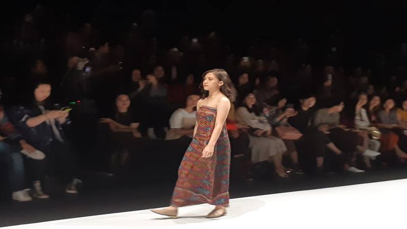  Pesona Sisterhood Runway Jakarta Fashion Week 2020 Bertabur Bintang