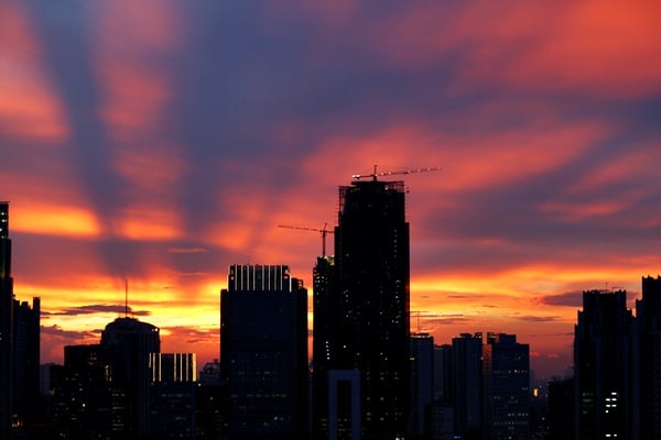 Siluet gedung perkantoran dan apartemen saat matahari terbenam, di Jakarta, Rabu (29/3)./REUTERS-Darren Whiteside