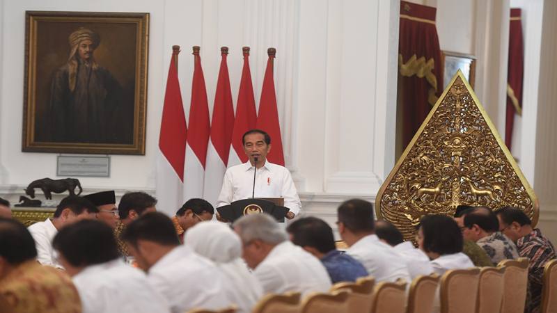 Presiden Joko Widodo memberikan pidato saat memimpin sidang kabinet paripurna di Istana Merdeka, Jakarta, Kamis (24/10/2019). Sidang kabinet paripurna itu merupakan sidang perdana yang diikuti menteri-menteri Kabinet Indonesia Maju./Antara