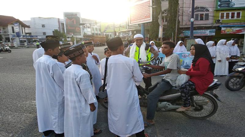  Unik, Pelanggar Lalu Lintas Diberi Tausiah dan Doa oleh Santri