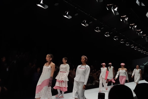  Rexona Dry Serum Gandeng 3 Desainer di Panggung Jakarta Fashion Week 2020