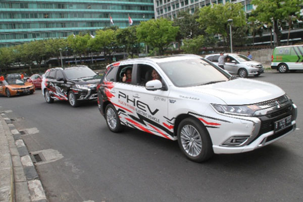  Kendaraan Listrik: Mitsubishi Outlander PHEV Ramaikan Jakarta Langit Biru