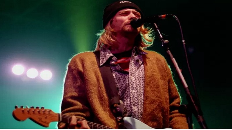  Kardigan Bolong Kurt Cobain Terjual Rp4,6 Miliar