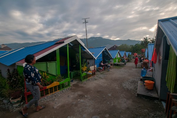 Sejumlah korban bencana beraktivitas di tenda pengungsian di shelter Lere, Palu, Sulawesi Tengah, Selasa (2/7/2019). Hingga sembilan bulan pascabencana gempa, tsunami, dan likuefaksi di Palu, Sigi, dan Donggala, dana stimulan bagi rumah yang rusak berat, rusak sedang, dan rusak ringan belum dicairkan kepada korban karena masalah validasi data penerima yang tak kunjung selesai./ANTARA FOTO-Basri Marzuki