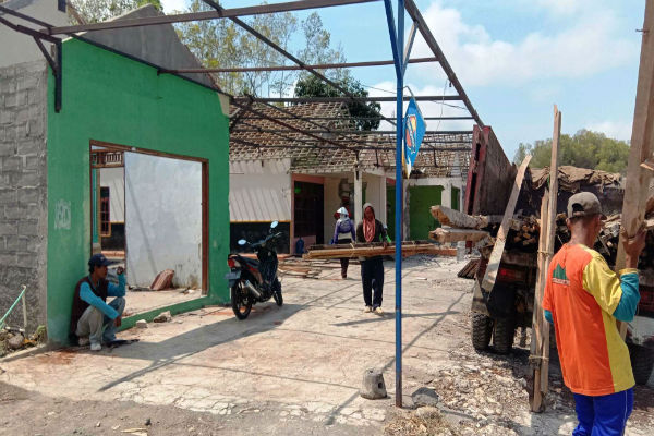  Pembangunan JJLS Dilanjutkan, Warga Bongkar Sendiri Rumah Terdampak
