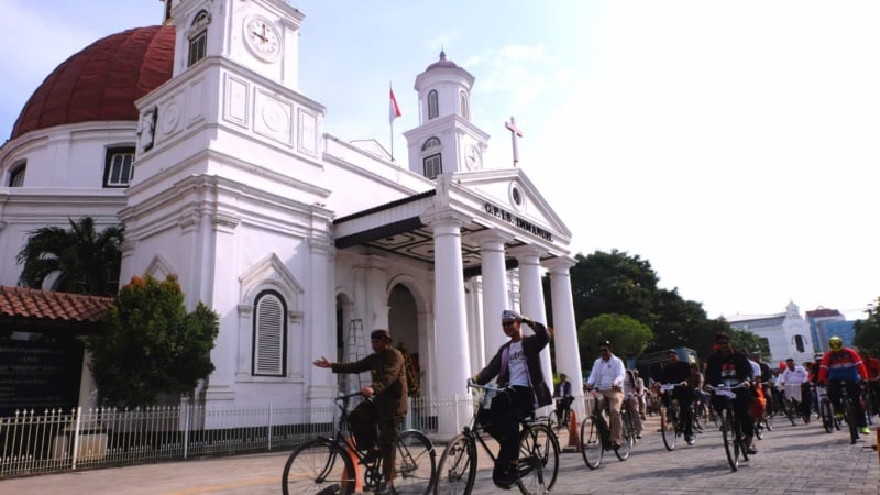 Pesepeda melaju di depan Gereja Blenduk, salah satu ikon di Kota Semarang, Jawa Tengah./JIBI-Alif Nazzala Rizqi
