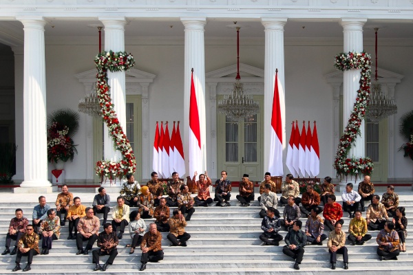 Suasana perkenalan Kabinet Indonesia Maju oleh Presiden Joko Widodo (tengah) di tangga beranda Istana Merdeka, Jakarta, Rabu (23/10/2019)./Bisnis-Abdullah Azzam