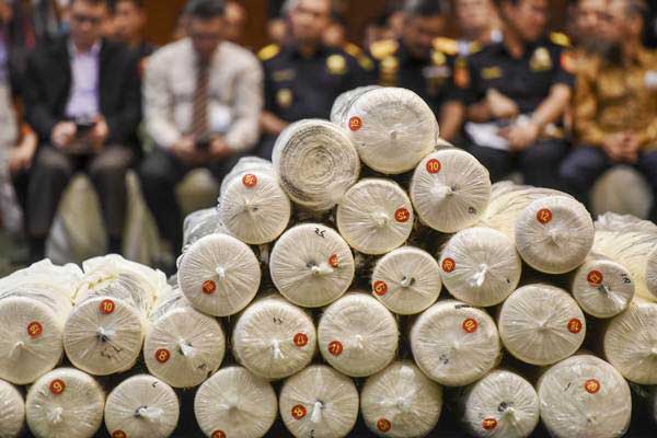 Barang bukti produk tekstil hasil tindak pidana kepabeanan diperlihatkan saat konferensi pers di Kemenkeu, Jakarta, Kamis (2/11)./ANTARA-Hafidz Mubarak A