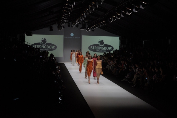  Strongbow Apple Cider Gandeng Desainer Muda di Jakarta Fashion Week 2020