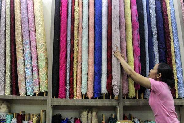 Penjual bahan kain menata dagangannya di Pusat Grosir Tanah Abang, Jakarta, Jumat (14/9/2018)./ANTARA-Muhammad Adimaja