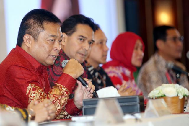 Direktur Utama PT Telkom Indonesia (Persero) Tbk Ririek Adriansyah (kiri) memberi penjelasan di sela-sela RUPST, di Jakarta, Jumat (24/5/2019)./Bisnis-Abdullah Azzam
