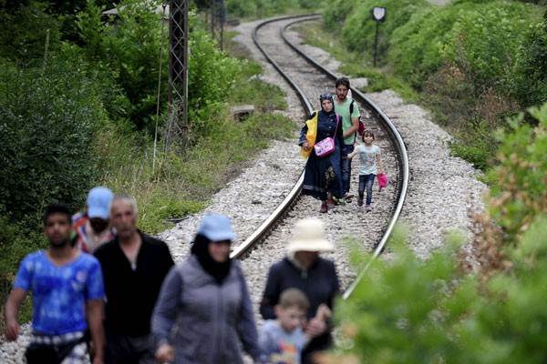  Imigran Suriah berjalan di Makedonia dekat perbatasan Yunani, Rabu (17/6/15). /Reuters