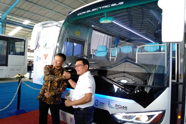 Moeldoko Serahkan Bus Listrik Produksi Perdana MAB untuk Paiton Energy