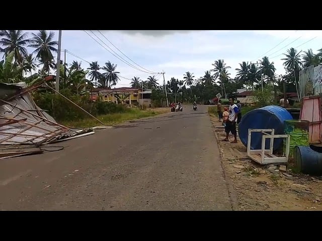  Sebatik Diterjang Puting Beliung, Banyak Bangunan Roboh