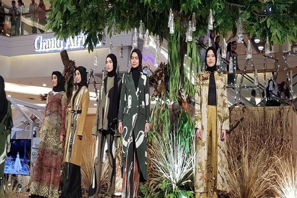  Pagelaran Fashion Rhapsody: Harmoni Bumi Mengangkat Tema Isu Lingkungan