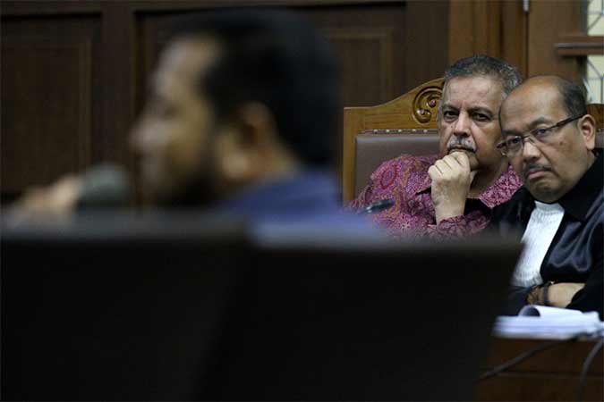 Mantan Dirut PLN Sofyan Basir saat mendengar keterangan dari mantan Ketua DPR Setya Novanto di Pengadilan Tipikor, Jakarta