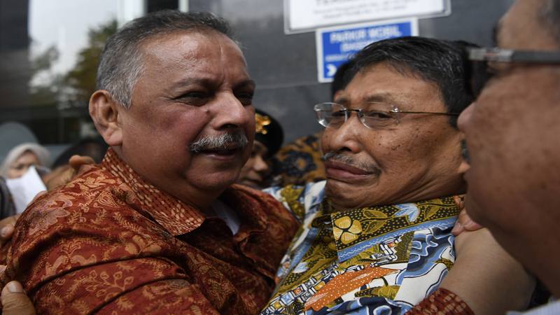 Mantan Dirut PLN Sofyan Basir (kiri) meluapkan kegembiraan bersama kerabat usai diputus bebas di Pengadilan Tipikor, Jakarta, Senin (4/11/2019). /Antara