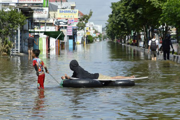  Antisipasi Banjir, BPBD Cirebon Tinggikan Tanggul Sungai