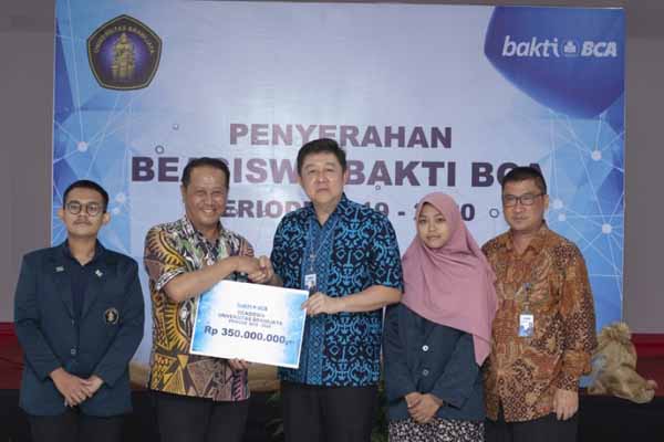  BCA Salurkan Beasiswa  Rp350 Juta untuk 50 Mahasiswa UB