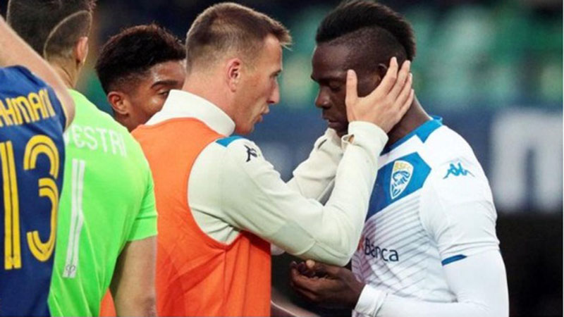  Mengaku Korban Ejekan Rasialis, Balotelli Dituding Berbohong