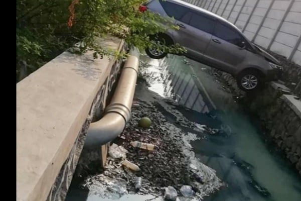  Viral Mobil Tersangkut di Parit Kawasan Citra Garden