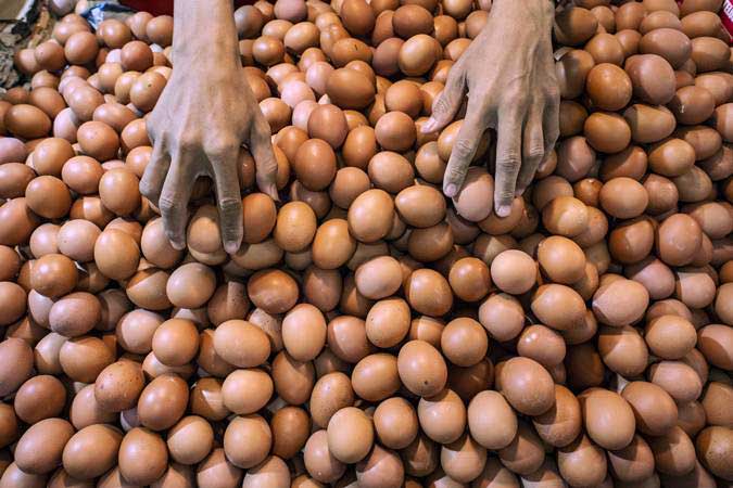 Pedagang merapikan telur di Pasar Senen, Jakarta, Senin (29/4/2019)./ANTARA-Aprillio Akbar 