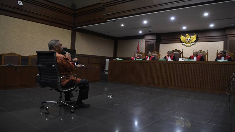 Mantan Dirut PLN Sofyan Basir menyampaikan tanggapan atas putusan terhadap dirinya di Pengadilan Tipikor, Jakarta, Senin (4/11/2019). Majelis hakim memvonis bebas Sofyan Basir. /Antara