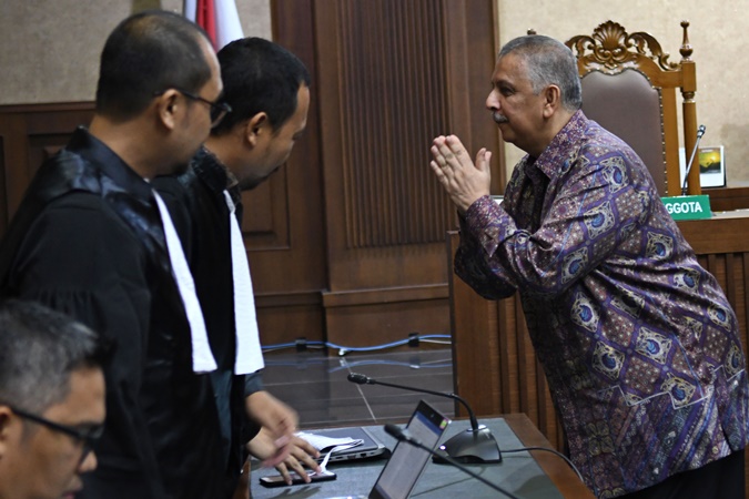 Terdakwa kasus suap proyek PLTU Riau-1 Sofyan Basir (kanan) berbincang dengan jaksa penuntut umum sebelum sidang lanjutan di Pengadilan Tipikor, Jakarta, Senin (21/10/2019)./ANTARA-Aditya Pradana Putra