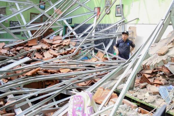  Atap Sekolah Ambruk, Sejumlah Kepala Sekolah SD hingga SMP Berikan Santunan