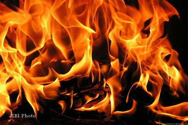  Pemrotes Bakar Rumah Tiga Anggota Parlemen