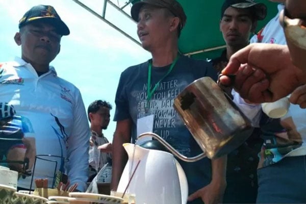  Sarebu Galeh Kopi Gratis Warnai Balap Sepeda Tour de Singkarak