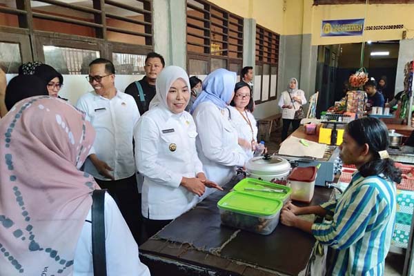  Wakil Wali Kota Palembang Sidak Makanan Kantin Sekolah