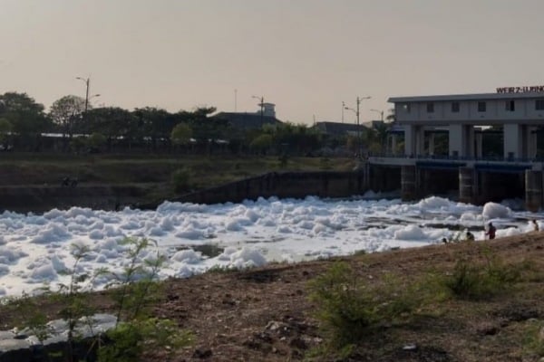  Busa di Banjir Kanal Timur Ternyata Limbah Detergen, Berbahayakah?