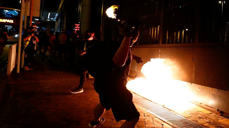  Terjatuh dari Gedung Parkir, Mahasiswa Hong Kong Tewas saat Pembubaran Demo