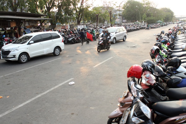  Juru Parkir Indomaret di Bekasi Himpun Rp500.000 Per Hari