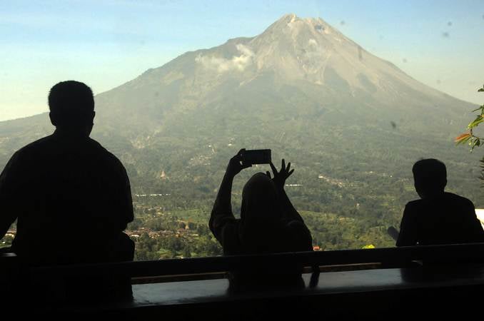  Merapi Keluarkan Awan Panas, Status Waspada