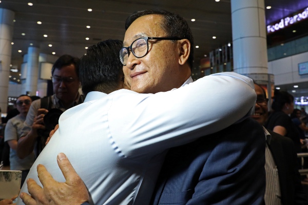  Pemimpin Oposisi Kamboja Sam Rainsy Tiba di Malaysia dari Pengasingan
