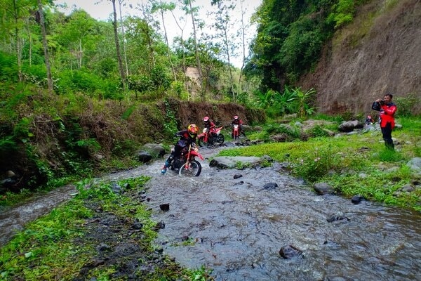  Delapan Jam Bersama CRF150L, Jelajahi Lereng Kelud dan Kawi