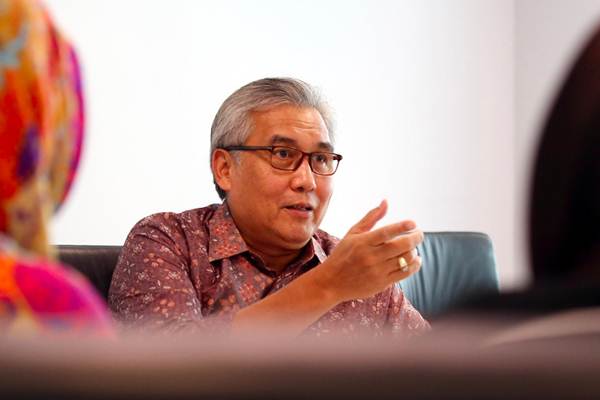 Kepala Eksekutif Pengawas Industri Keuangan Non Bank Otoritas Jasa Keuangan (OJK) Riswinandi memberikan penjelasan saat wawancara dengan tim Harian Bisnis Indonesia di Jakarta, Senin (12/11/2018)./JIBI-Abdullah Azzam