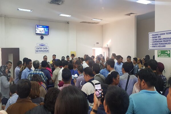  Ratusan Pemohon Perpanjangan SIM di Colombo Surabaya Kecewa