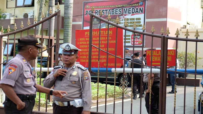  Penjagaan Polda Riau Diperketat Pasca Bom Polrestabes Medan