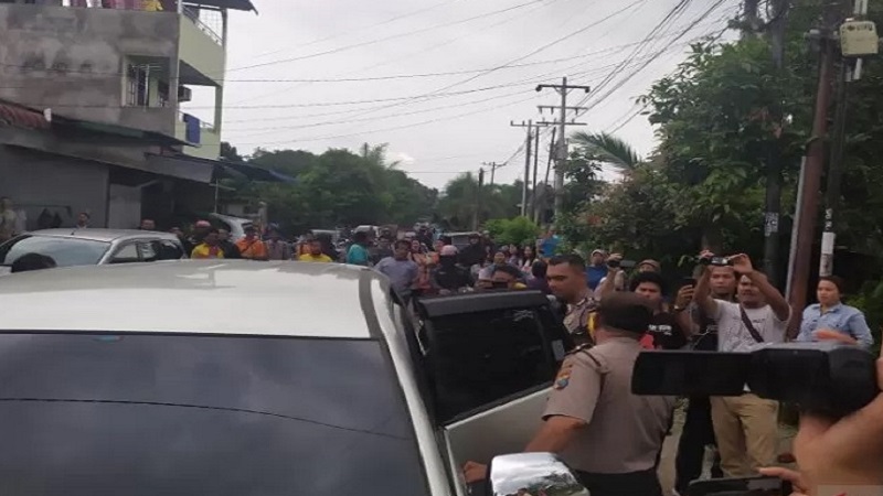  Polisi Bawa 4 Orang dari Rumah Pelaku Bom Bunuh Diri Polrestabes Medan