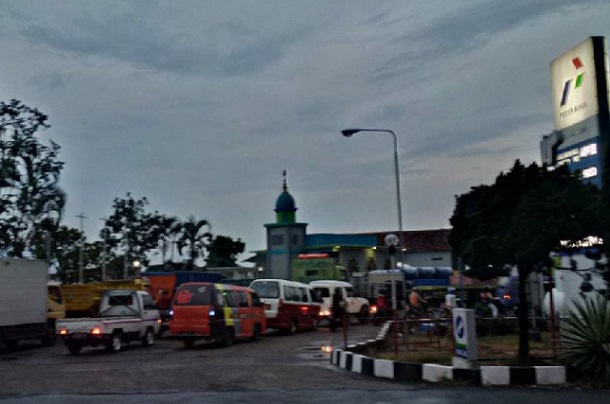 Sejumlah kendaraan mengantre di SPBU di Jalan Jenderal Sudirman, Kabupaten Garut/Antara